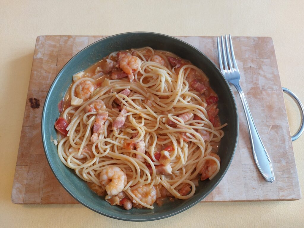 Spaghetti mit Bohnen-Tomatensoße, aufgepeppt mit Garnelen und Knoblauch
