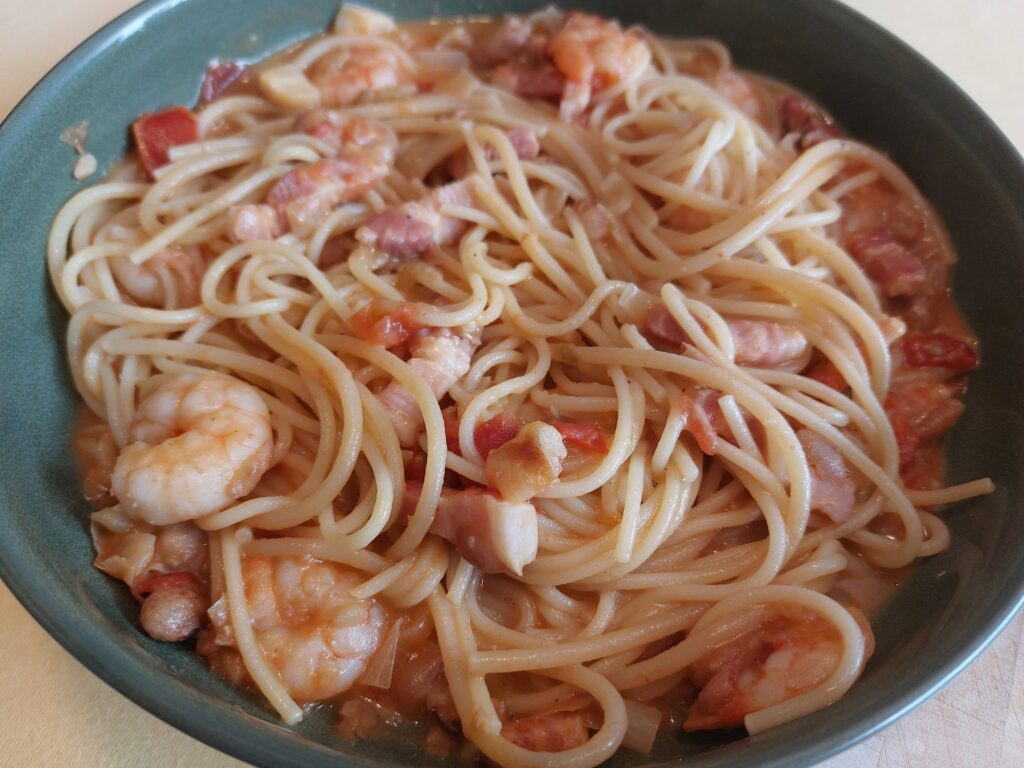 Spaghetti mit Bohnen-Tomatensoße, aufgepeppt mit Garnelen und Knoblauch