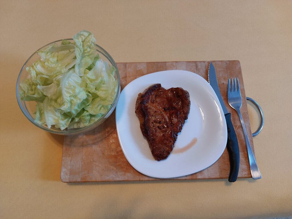 Nackensteak mit Salat