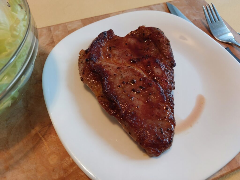 Nackensteak mit Salat