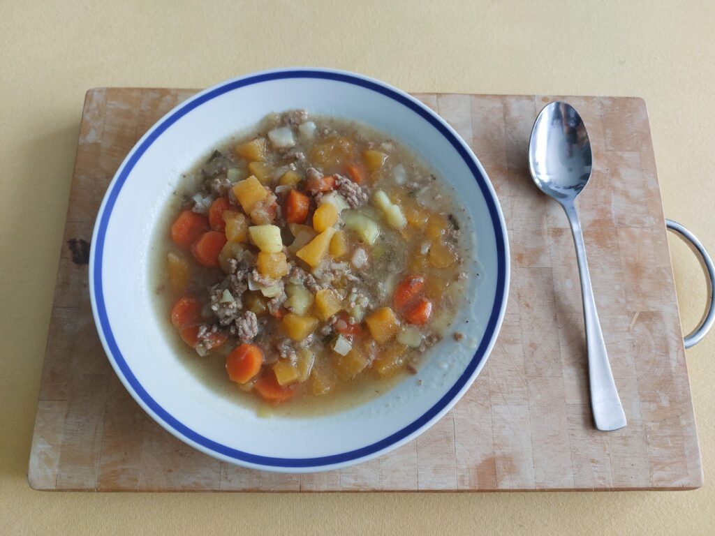 Wrukeneintopf auf Hackfleisch/Markknochen-Basis