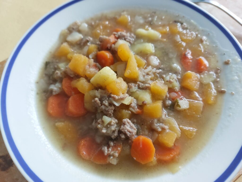 Wrukeneintopf auf Hackfleisch/Markknochen-Basis