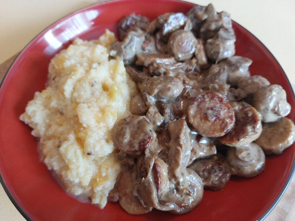 Pilz-Bratwurst-Pfanne an Kartoffel-Wruken-Stampf