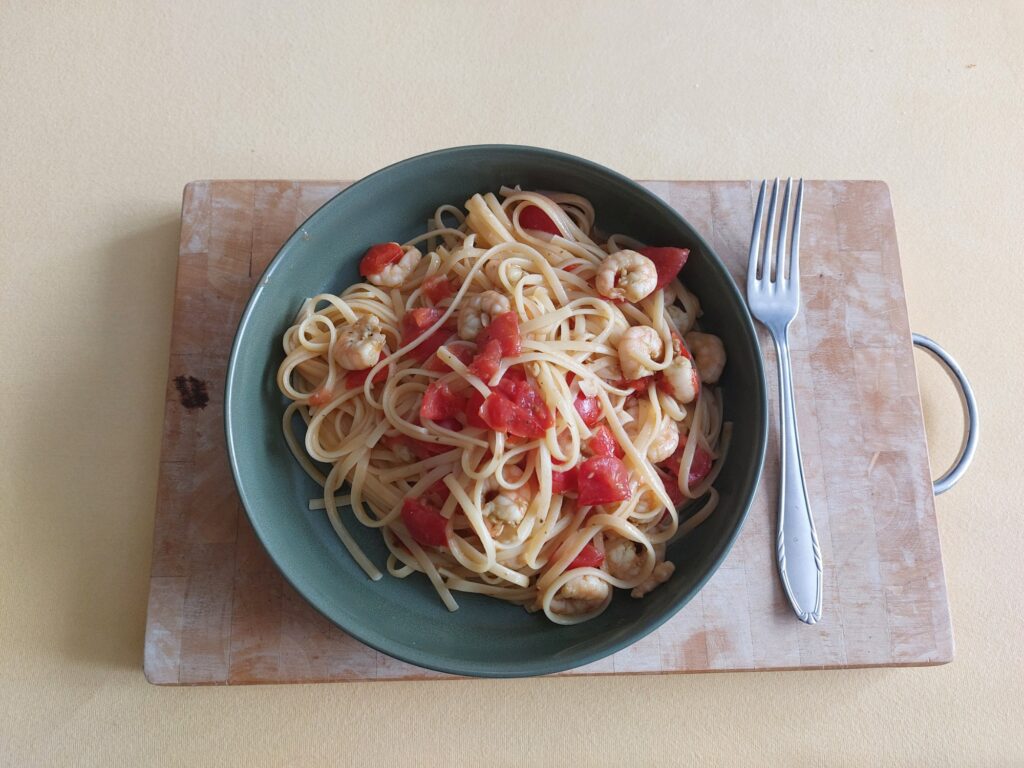 Spaghetti mit Tomaten und Knoblauch-Shrimps