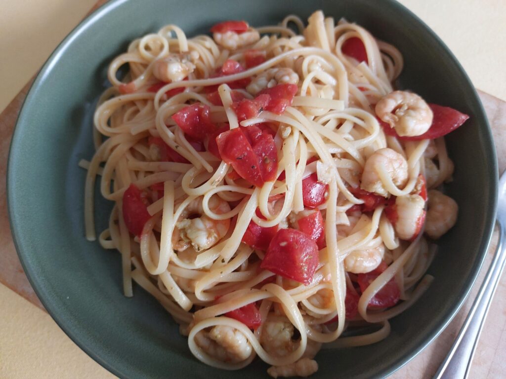 Spaghetti mit Tomaten und Knoblauch-Shrimps