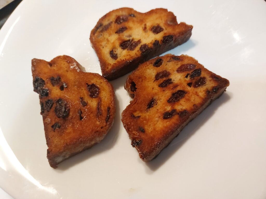 Scheiben von Ministollen mit etwas Butter in der Pfanne gebraten