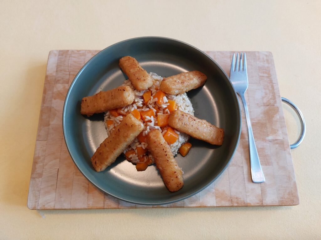 Möhrenreis mit Backfischstäbchen