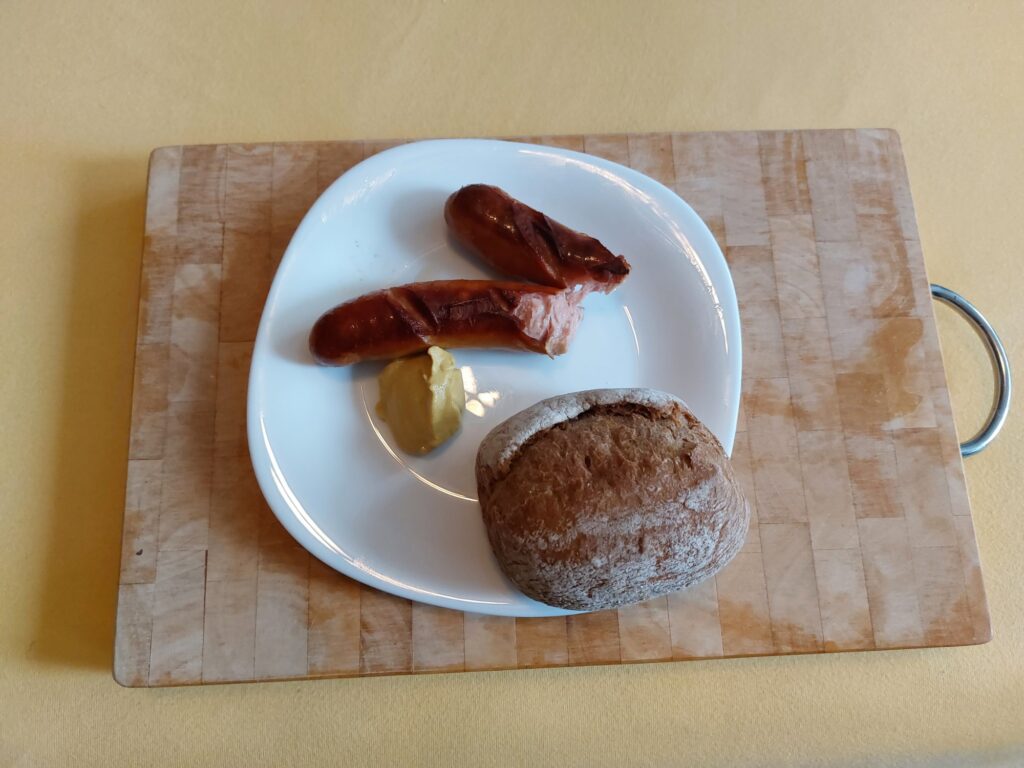 Käsekrakauer mit Senf und Brötchen