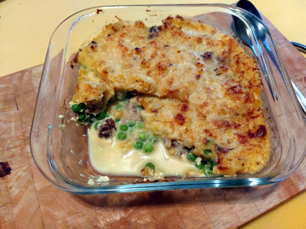 Auflauf aus Erbsen, Boulette und Kartoffel-Wruken-Stampf