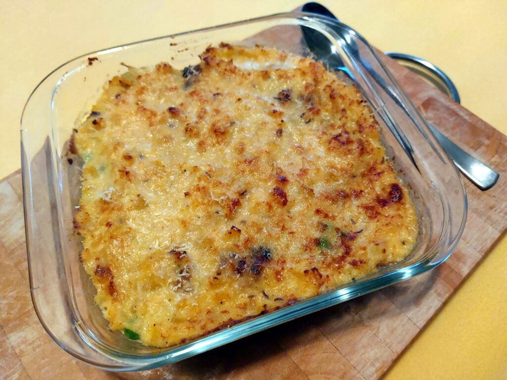 Auflauf aus Erbsen, Boulette und Kartoffel-Wruken-Stampf