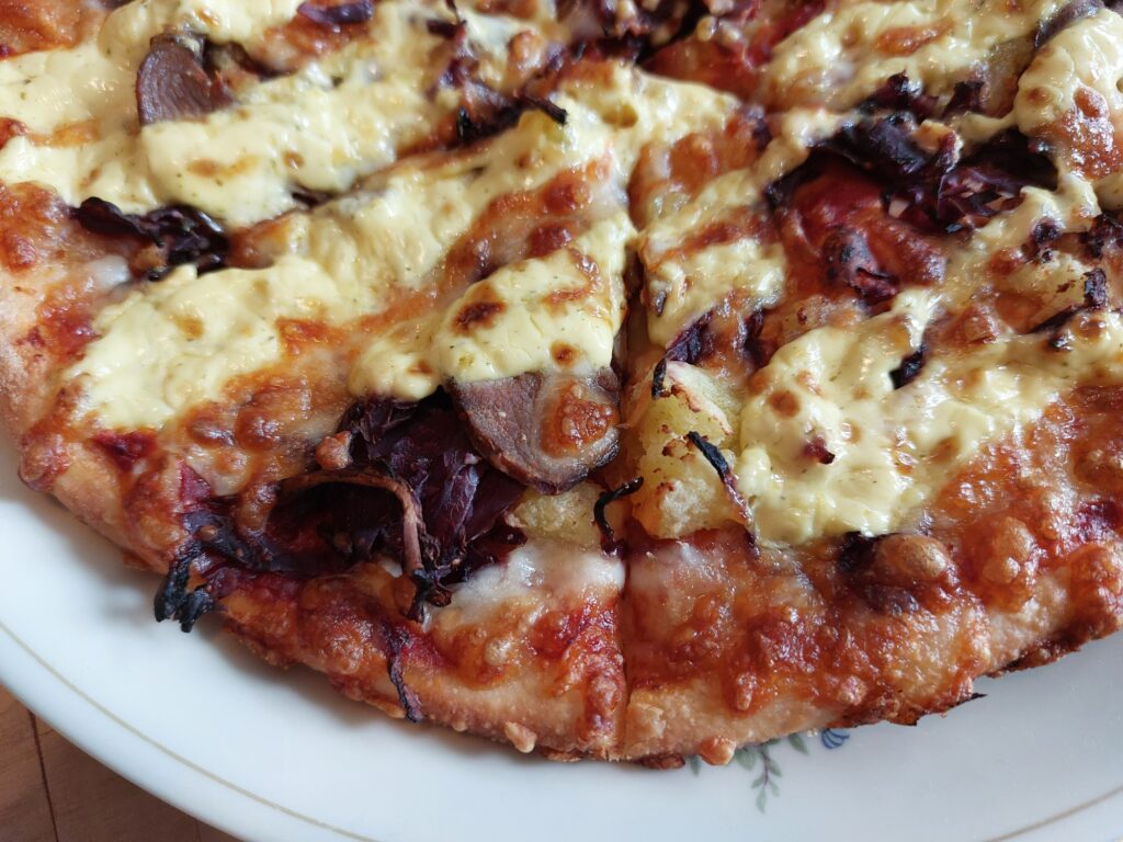 Pizza "Festtagsbraten" (Ente, Rotkohl, Klöße)