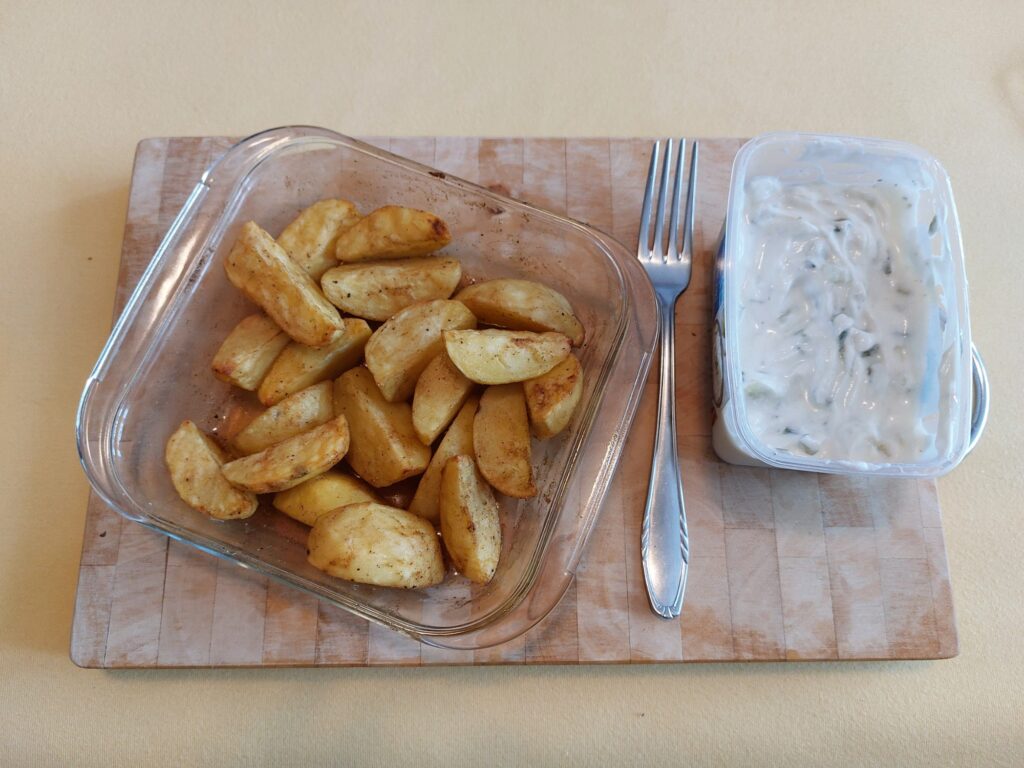 Kartoffelspalten mit Tzatziki