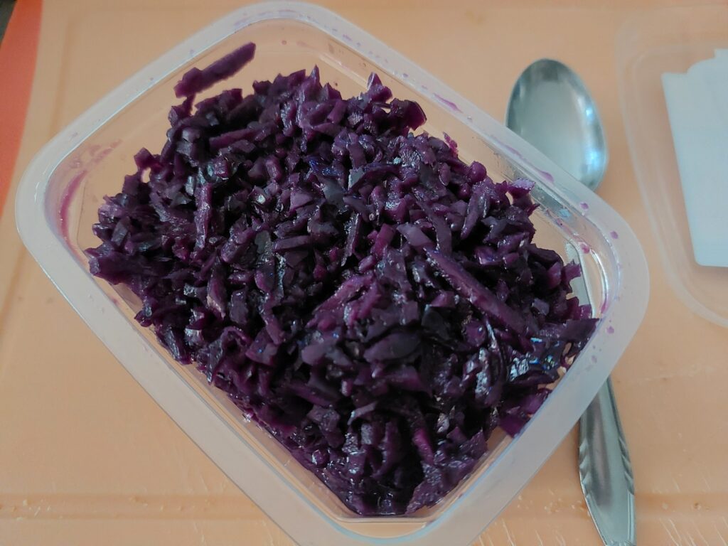 Rotkrautsalat in einem Plastebecher