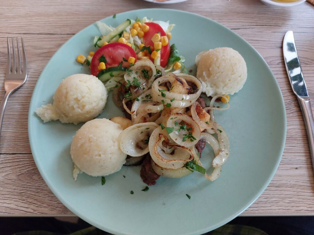 Geflügelleber mit Zwiebel, Apfel, Kartoffelstampf und Salatbouquet