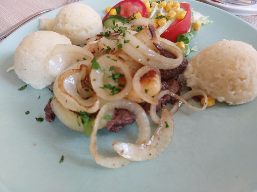 Geflügelleber mit Zwiebel, Apfel, Kartoffelstampf und Salatbouquet