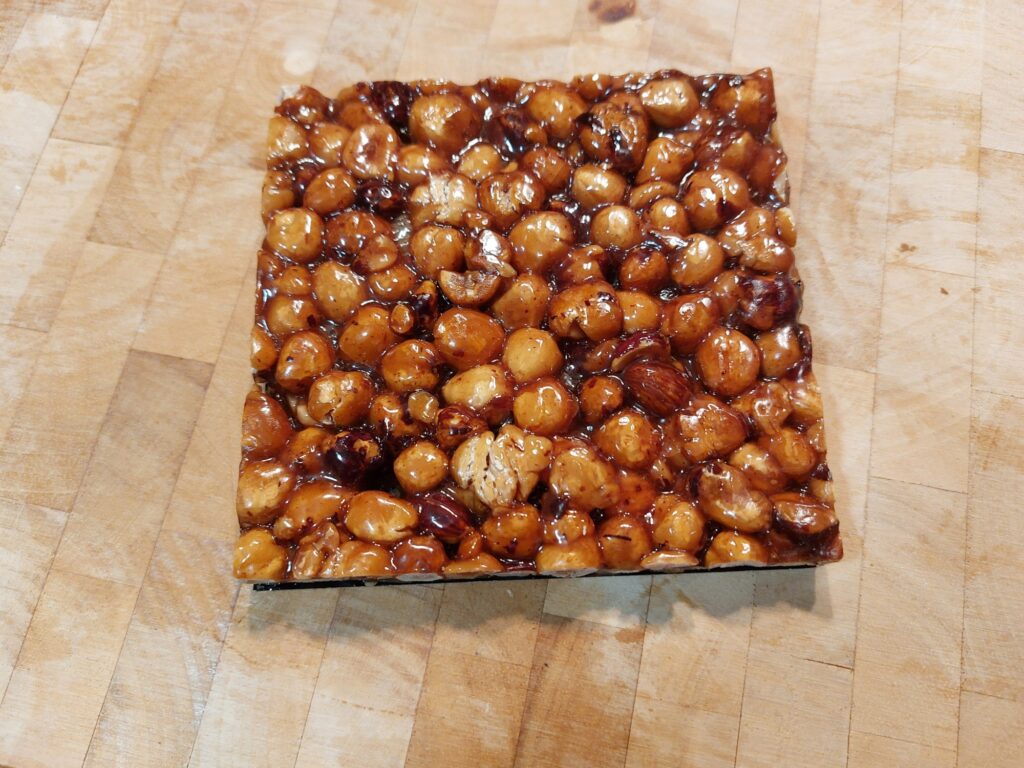 Quadratisches Haselnusskrokant