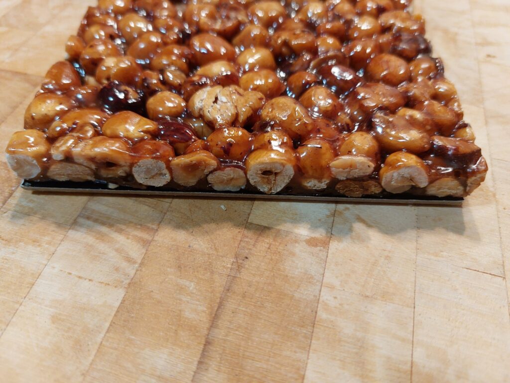 Quadratisches Haselnusskrokant, Schnittfläche