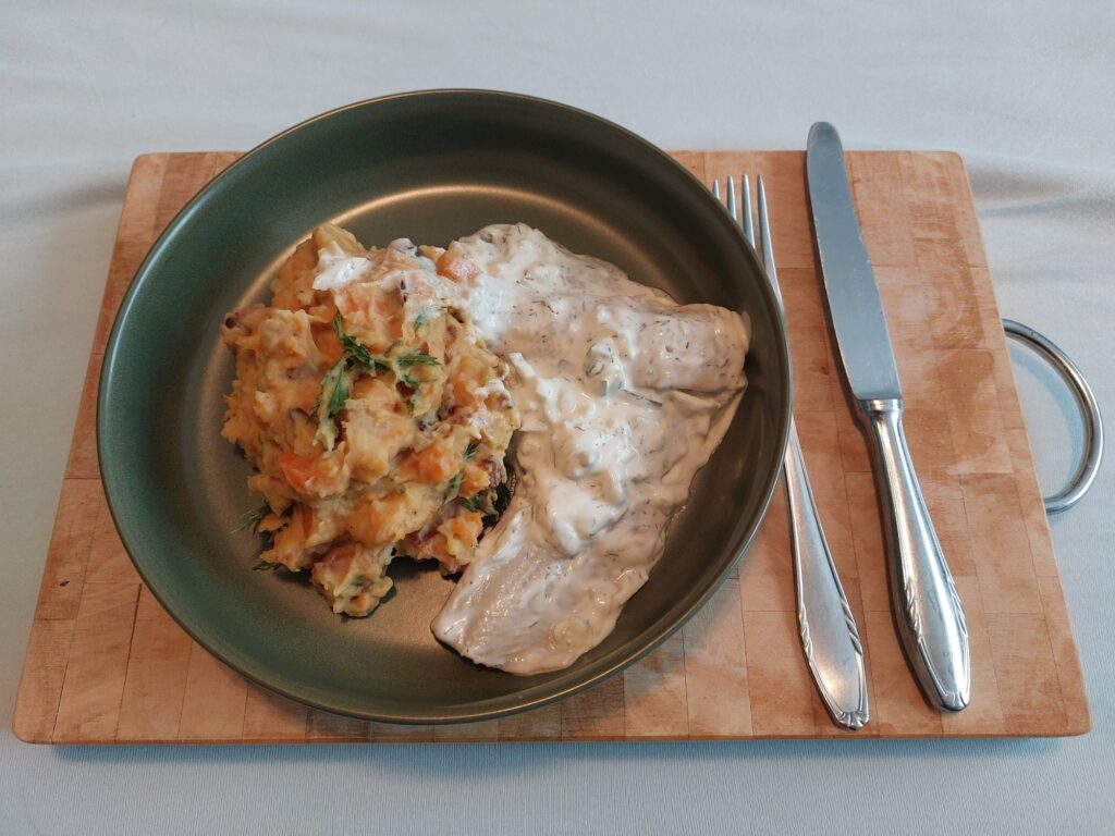 Stampf aus Kartoffeln und Möhren mit Speck und Schalotten an Dillsahnehering