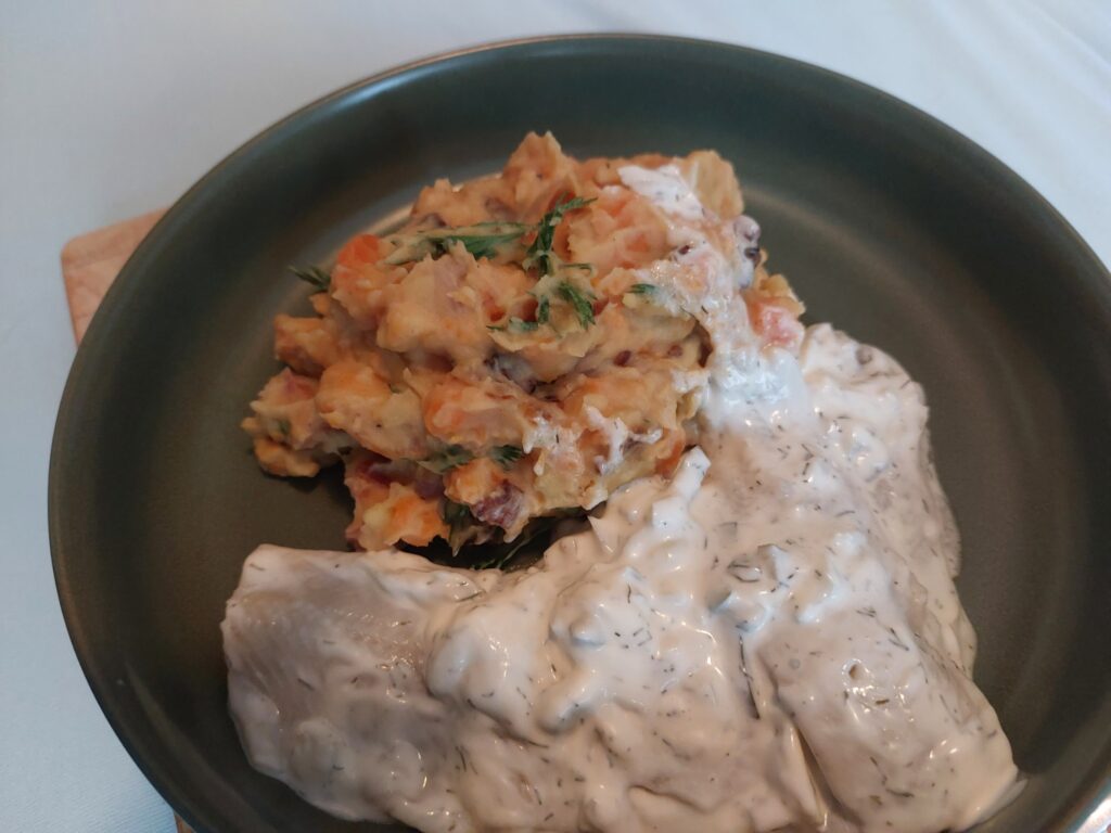 Stampf aus Kartoffeln und Möhren mit Speck und Schalotten an Dillsahnehering