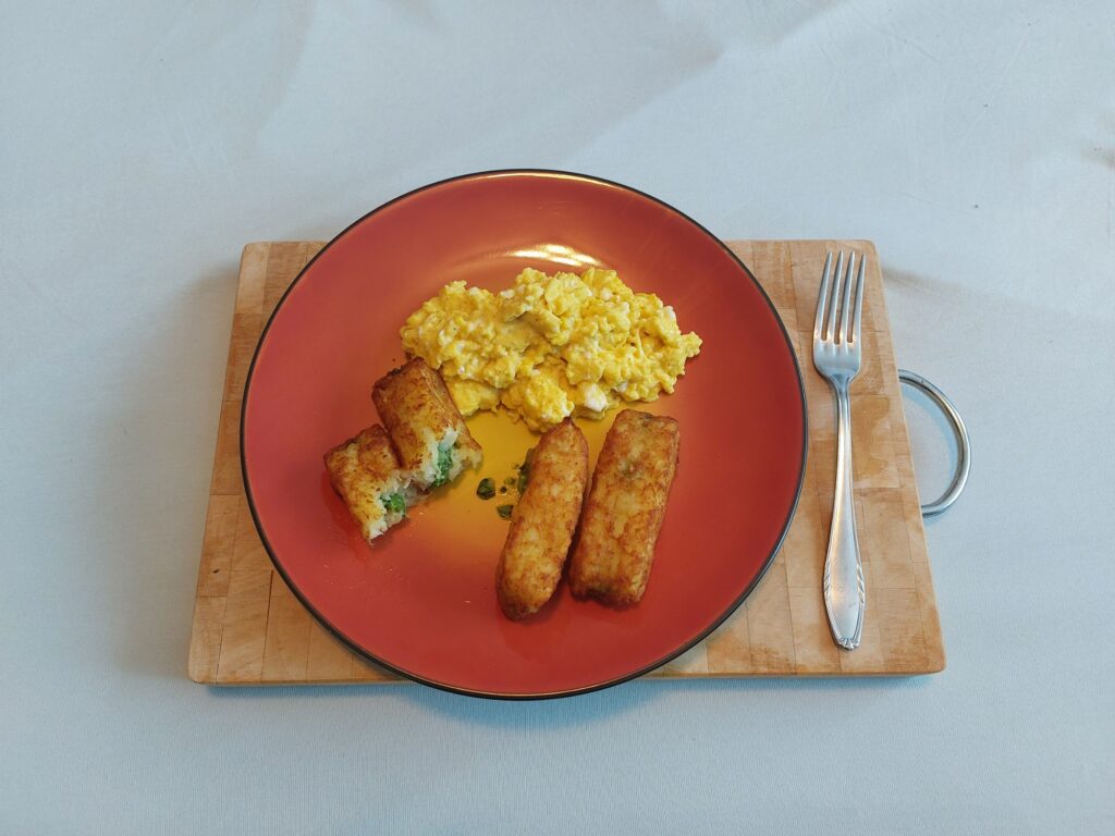 Rührei, Kartoffeltaschen mit Spinat-Mozzarella-Füllung