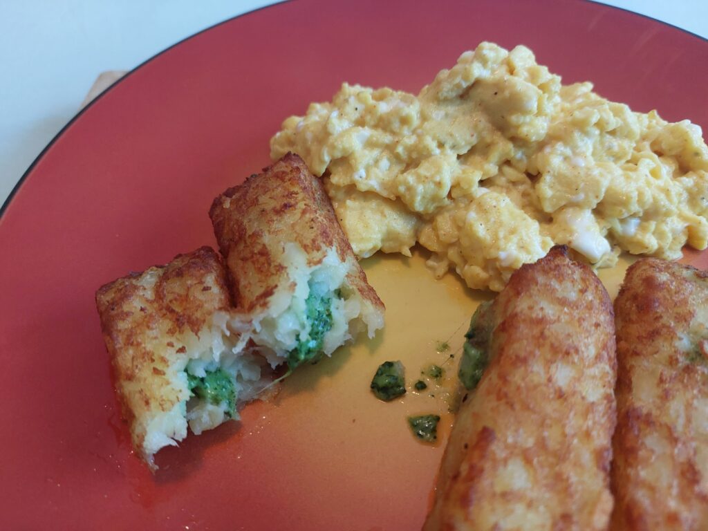 Rührei, Kartoffeltaschen mit Spinat-Mozzarella-Füllung