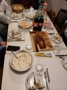 Heiligabendtafel mit 3 Salaten, Kaltem Braten, Getränken und lieben Gastgebern