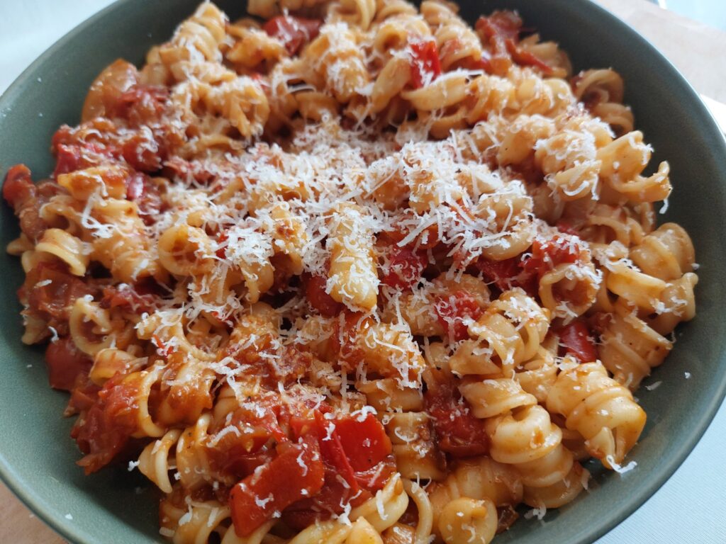 Pasta, Tomatenragout, Parmesan