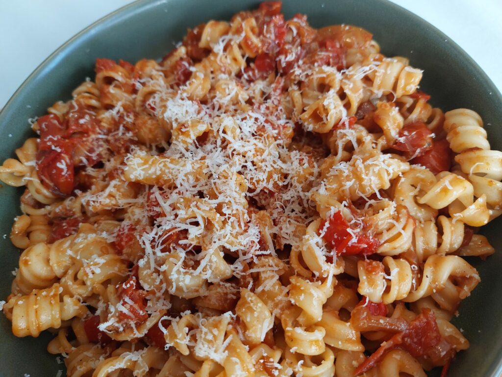 Pasta, Tomatenragout, Parmesan