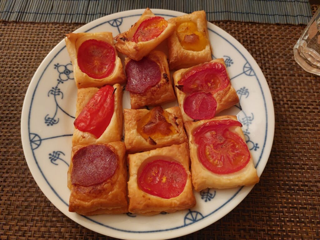 Blätterteighappen mit Tomate, Salami, Paprika