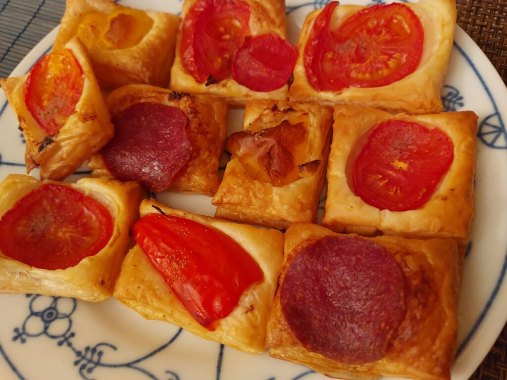 Blätterteighappen mit Tomate, Salami, Paprika