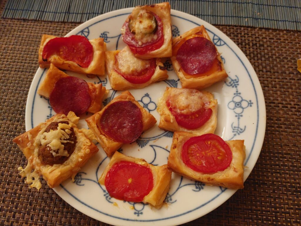 Blätterteighappen mit Tomate, Salami, Paprika, Gewürzgurke, Käse, Falafel