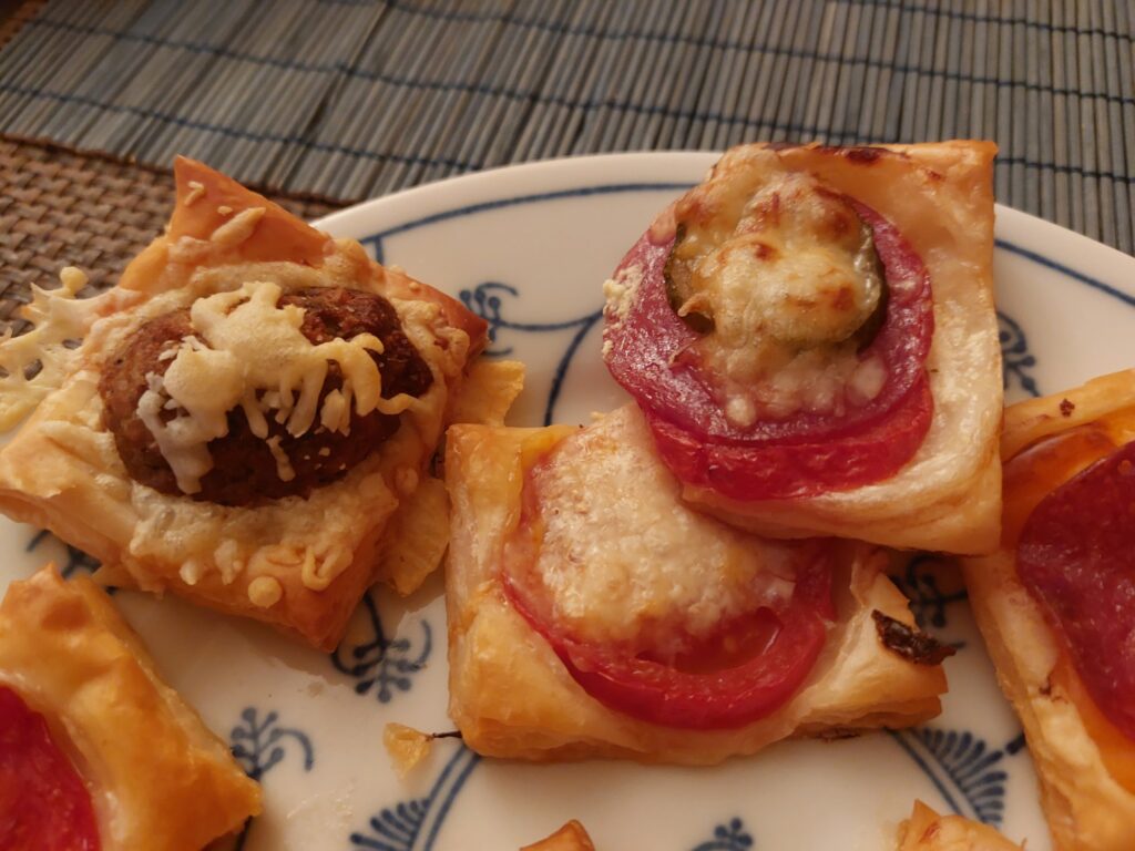 Blätterteighappen mit Tomate, Salami, Paprika, Falafel, Gewürzgurke, Käse
