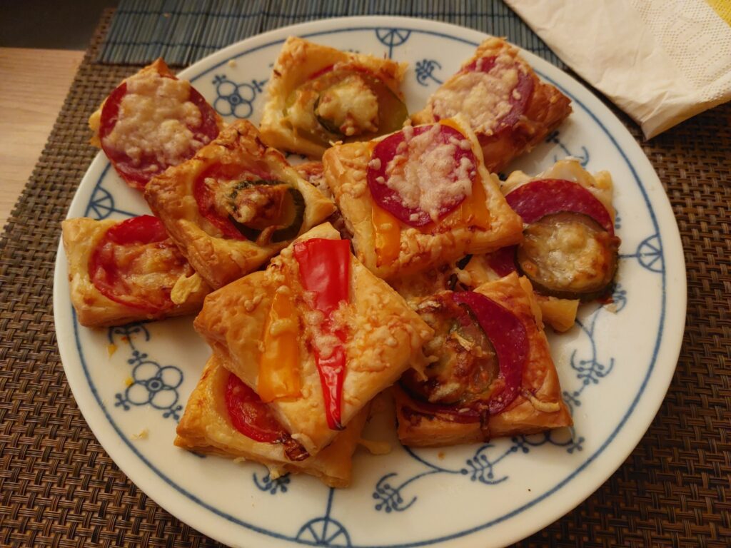 Blätterteighappen mit Tomate, Salami, Paprika, Gewürzgurke, Käse