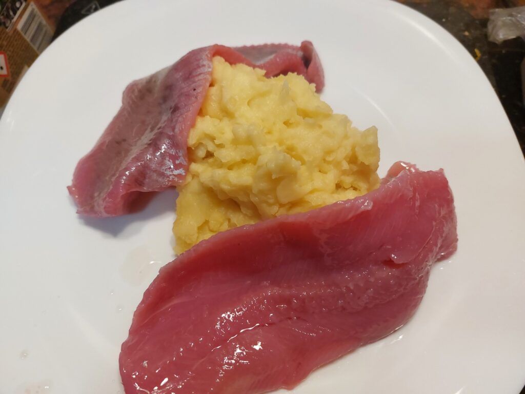 Stampfkartoffeln an Forellenfilets nach Matjesart