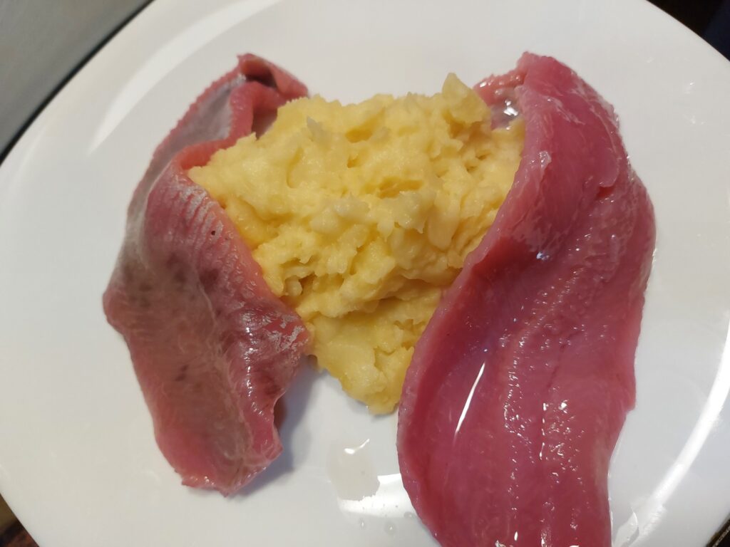 Stampfkartoffeln an Forellenfilets nach Matjesart