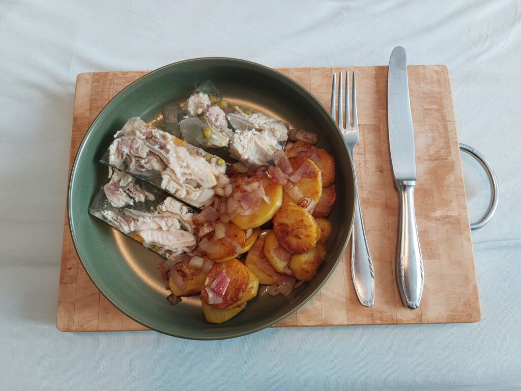 Karpfen in Aspik mit Bratkartoffeln