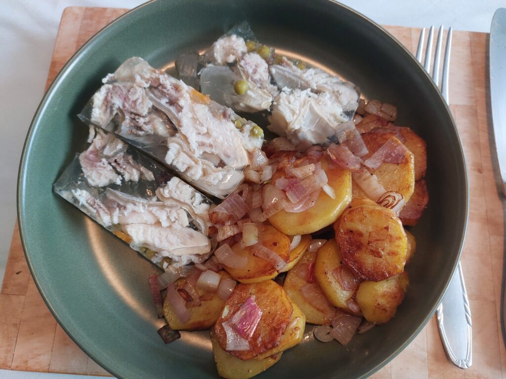 Karpfen in Aspik mit Bratkartoffeln