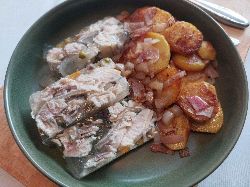 Karpfen in Aspik mit Bratkartoffeln