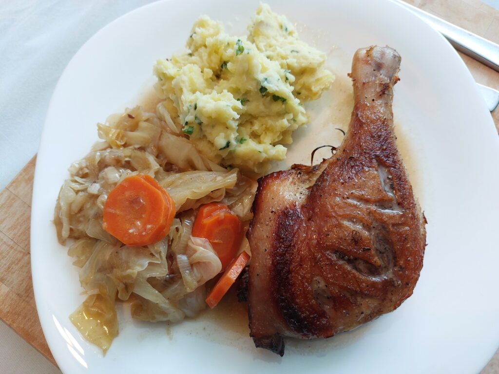 Entenkeule, Stampfkartoffeln, Kohlgemüse