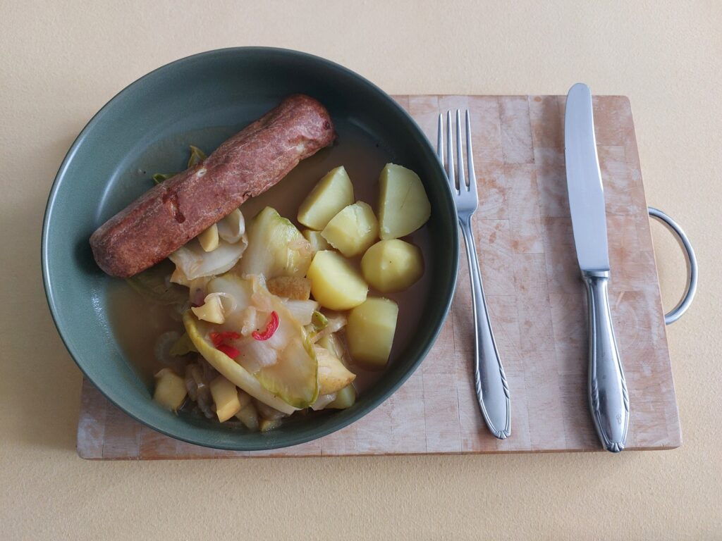 Chicorée-Apfel-Zum-Überfüllen mit Salzkartoffeln und Bratwurst