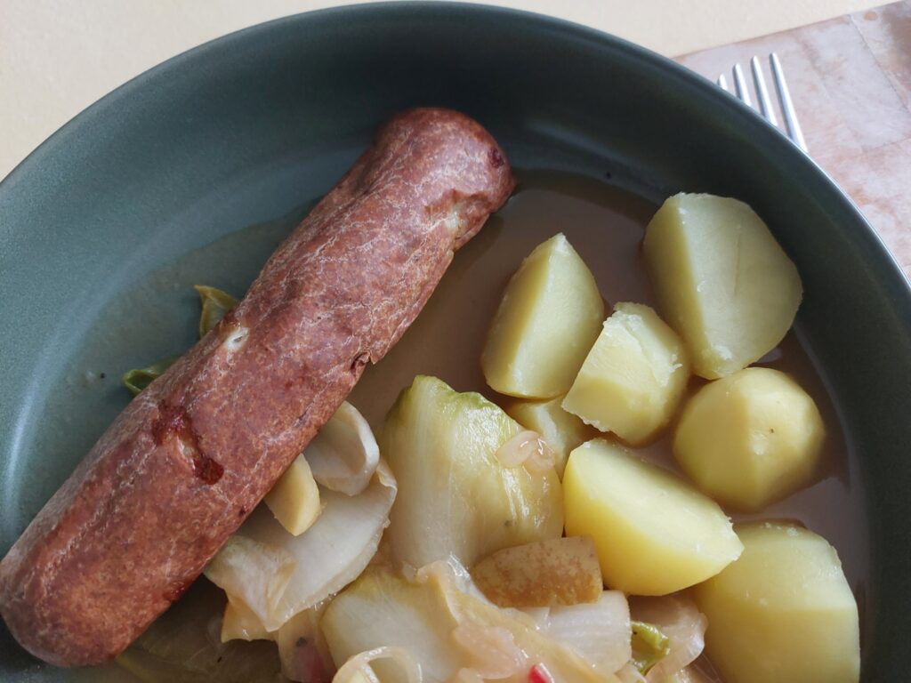 Chicorée-Apfel-Zum-Überfüllen mit Salzkartoffeln und Bratwurst