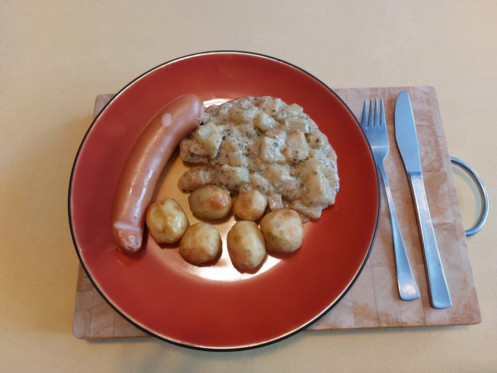 Ofenkartoffeln, Rahmkohlrabi, Käsebockwurst