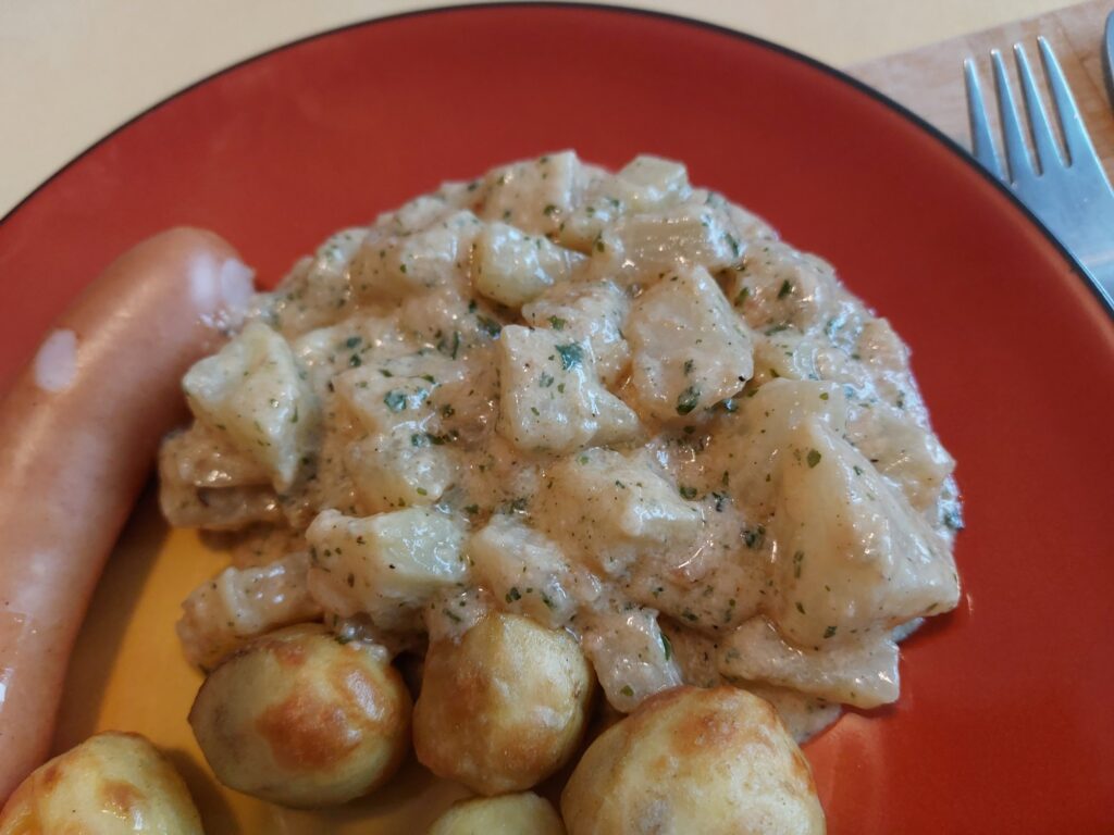 Ofenkartoffeln, Rahmkohlrabi, Käsebockwurst