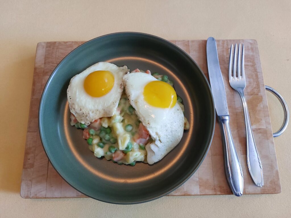 Spiegelei, Kartoffel-Möhren-Erbsen-Gemenge