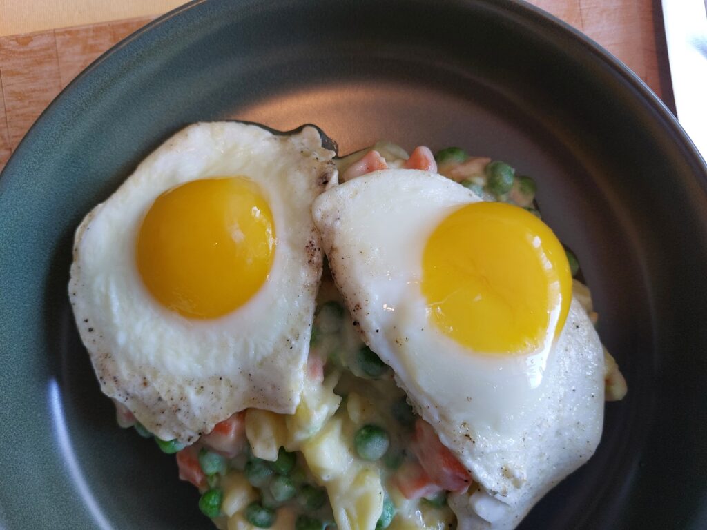 Spiegelei, Kartoffel-Möhren-Erbsen-Gemenge