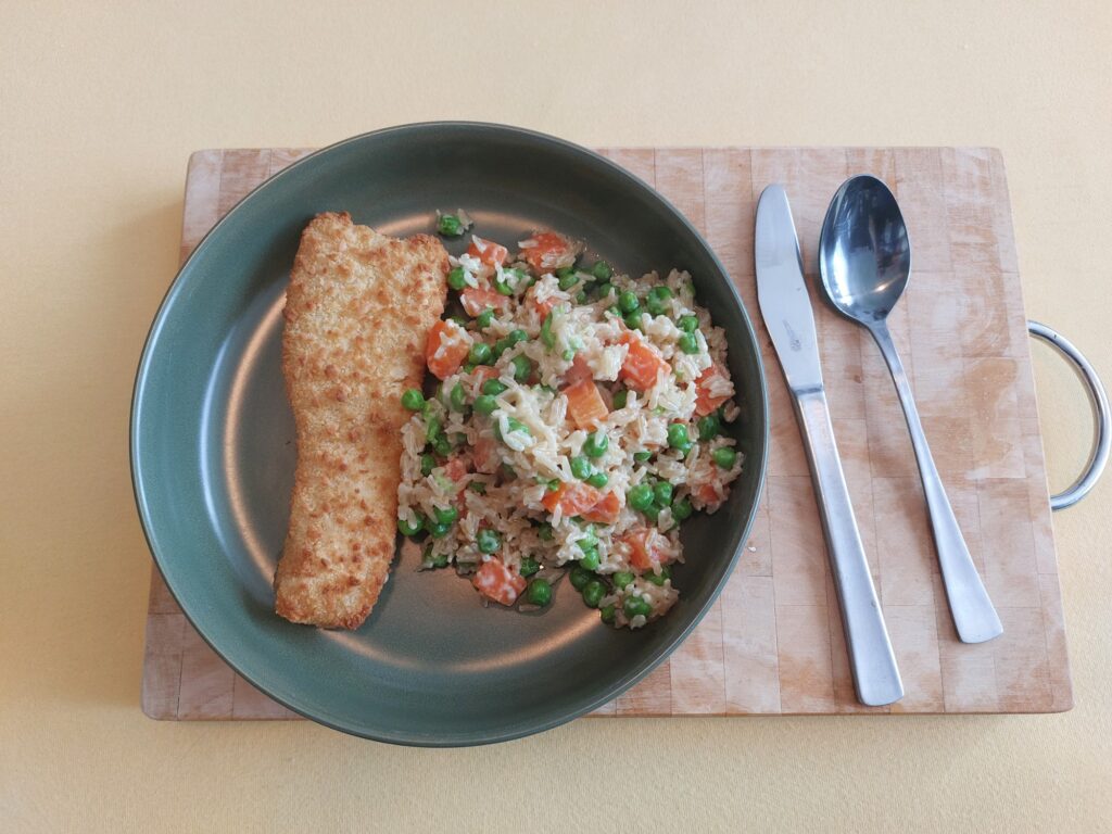 Knusperbackfisch, Reis-Möhren-Erbsen-Durcheinander