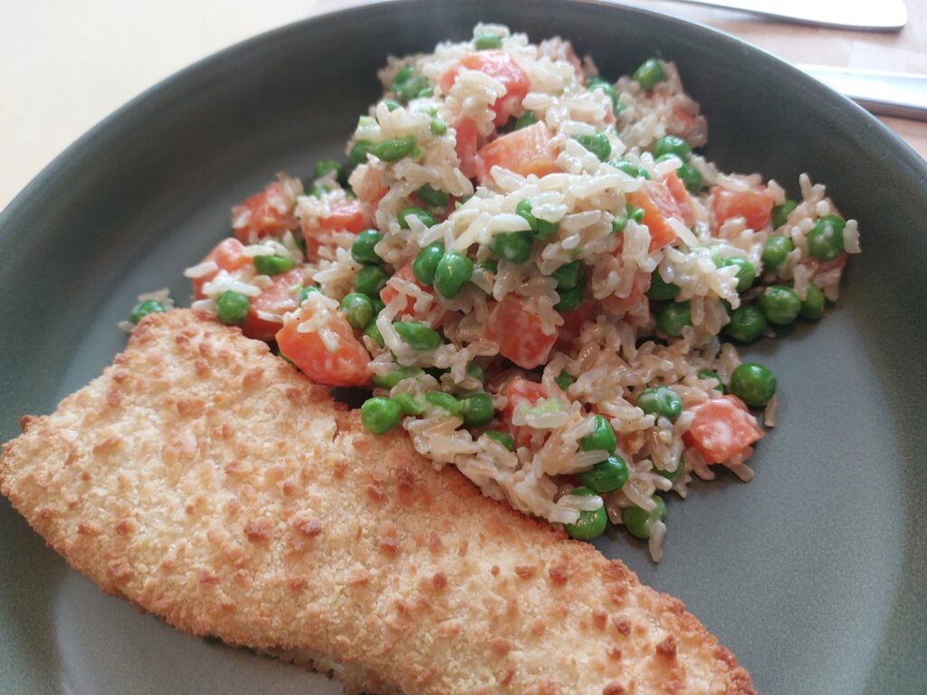 Knusperbackfisch, Reis-Möhren-Erbsen-Durcheinander