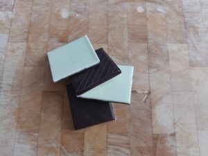 Tafelschokolade aus weißer und 70%