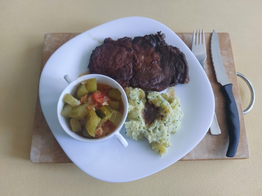 Rib-Eye-Steak, Schmorgurke, Kartoffelstampf