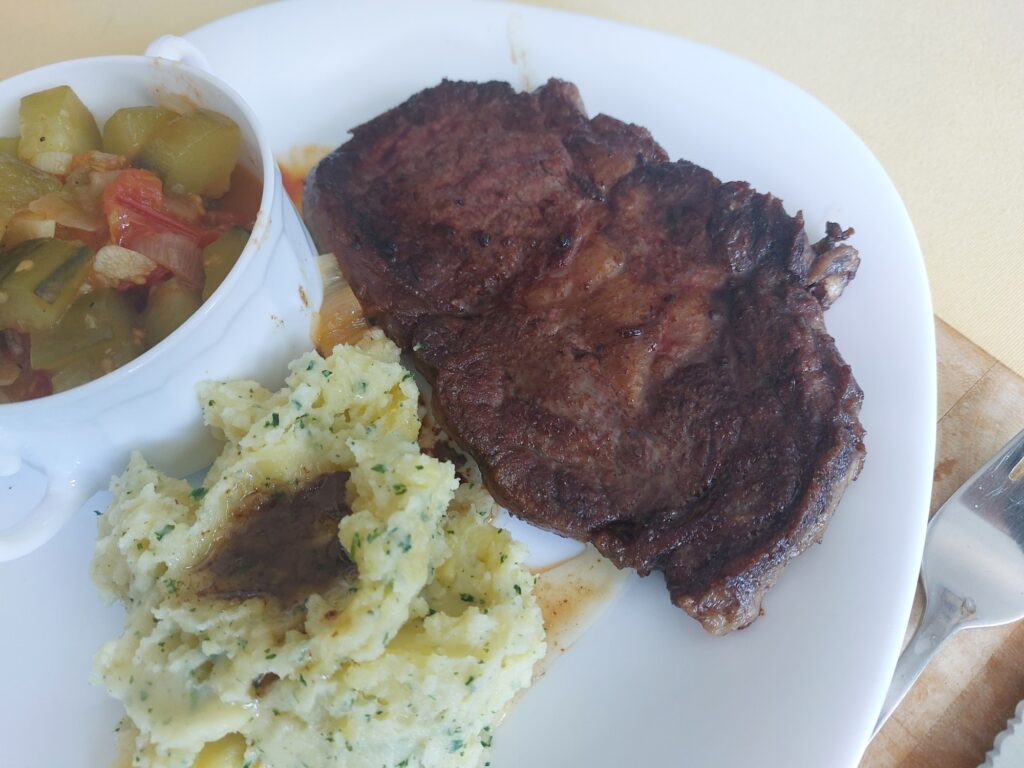 Rib-Eye-Steak, Schmorgurke, Kartoffelstampf